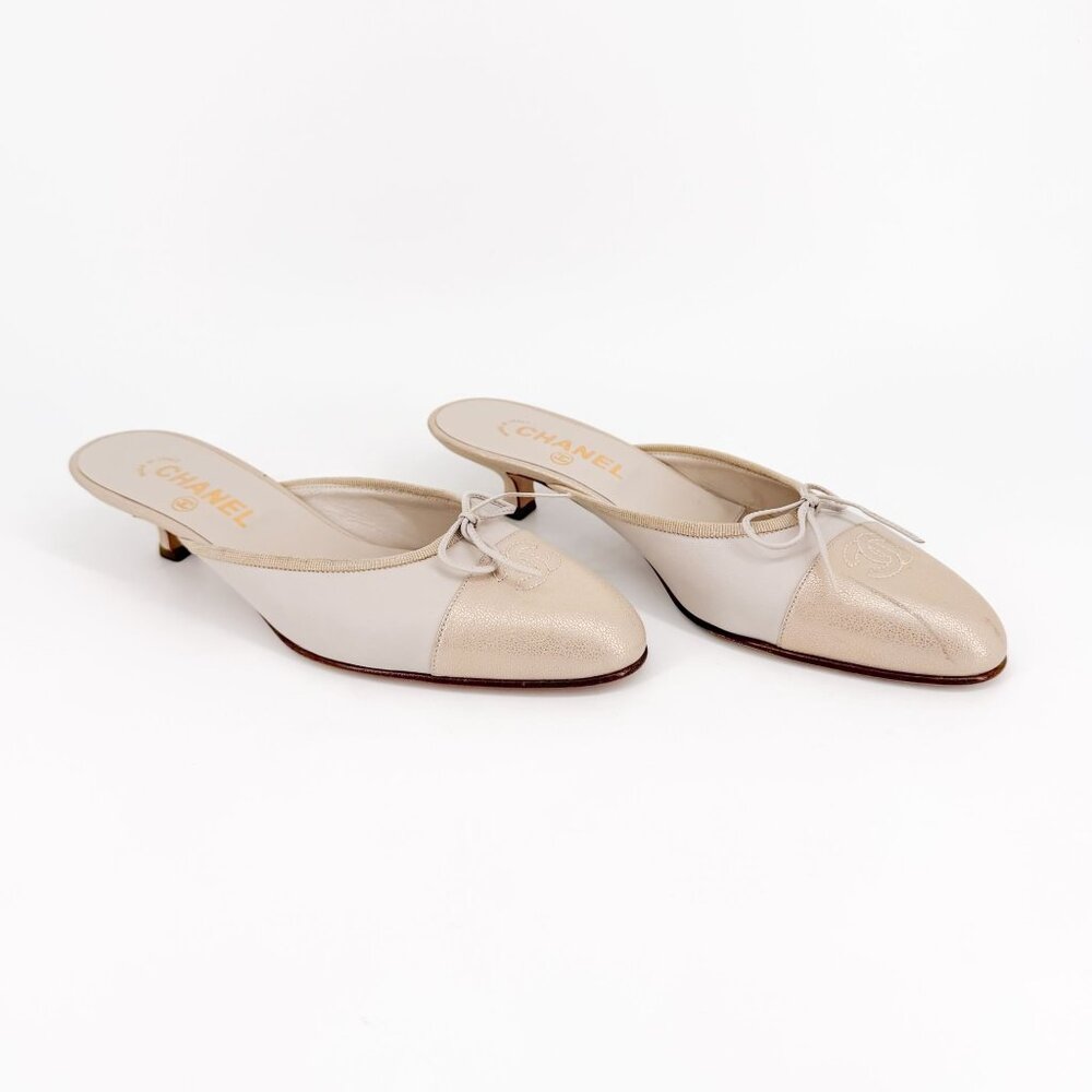 Chanel Vintage White Beige CC Cap Toe Kitten Heel Mules Size 39 US 8–8.5